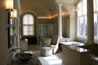 Inspiration för mycket stora klassiska en-suite badrum, med möbel-liknande, ett platsbyggt badkar, en hörndusch, en toalettstol med hel cisternkåpa, vit kakel, stenkakel, beige väggar, ett fristående handfat, granitbänkskiva, beige skåp och dusch med gångjärnsdörr