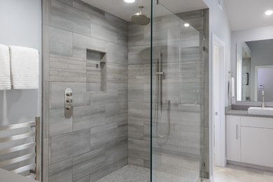 Medium sized ensuite bathroom in Los Angeles with flat-panel cabinets.