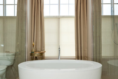 トロントにある広いトランジショナルスタイルのおしゃれなマスターバスルーム (白いキャビネット、置き型浴槽、モザイクタイル、ベージュの床、洗面台2つ、造り付け洗面台) の写真