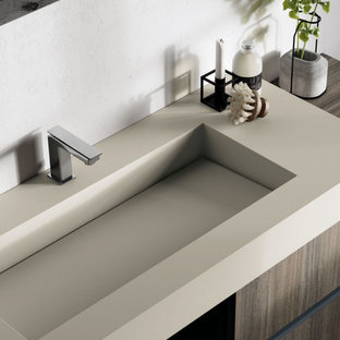 Immagine di una grande stanza da bagno padronale minimalista con ante lisce, doccia a filo pavimento, pareti grigie, lavabo integrato, top beige, un lavabo e mobile bagno sospeso