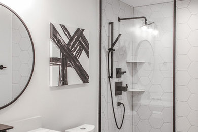 Inspiration for a modern bathroom in Chicago.