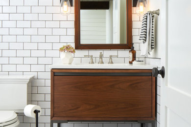 Пример оригинального дизайна: ванная комната среднего размера в стиле модернизм с фасадами островного типа, фасадами цвета дерева среднего тона, открытым душем, унитазом-моноблоком, белой плиткой, керамической плиткой, белыми стенами, полом из цементной плитки, консольной раковиной, мраморной столешницей, разноцветным полом, открытым душем, белой столешницей, тумбой под одну раковину и напольной тумбой