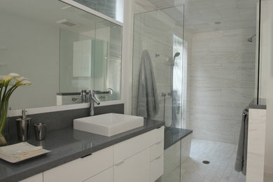 Inspiration för ett funkis en-suite badrum, med släta luckor, vita skåp, vita väggar, vitt golv och med dusch som är öppen