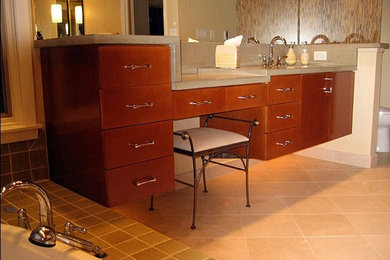 Diseño de cuarto de baño contemporáneo con lavabo bajoencimera, armarios con paneles lisos, puertas de armario de madera oscura y encimera de cemento
