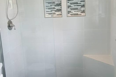Ejemplo de cuarto de baño principal minimalista de tamaño medio con armarios estilo shaker, puertas de armario blancas, paredes azules, lavabo bajoencimera y ducha empotrada