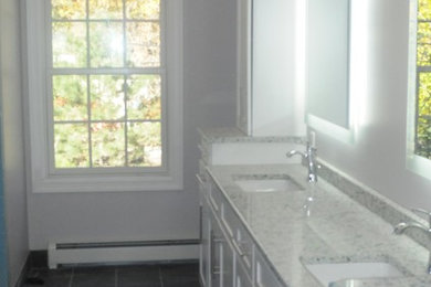 Modelo de cuarto de baño principal moderno de tamaño medio con encimera de granito y suelo de baldosas de cerámica
