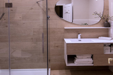Ejemplo de cuarto de baño minimalista de tamaño medio con puertas de armario de madera clara, baldosas y/o azulejos de porcelana, aseo y ducha y encimera de cuarzo compacto