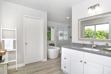 Ejemplo de sauna doble moderna con baldosas y/o azulejos blancos, paredes blancas y encimeras blancas