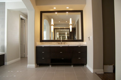 Bathroom - modern bathroom idea in Los Angeles