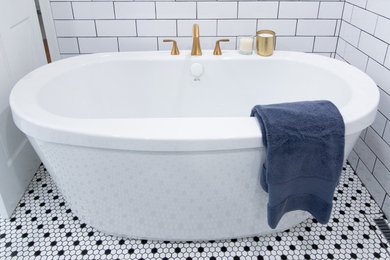 Imagen de cuarto de baño principal moderno con bañera exenta