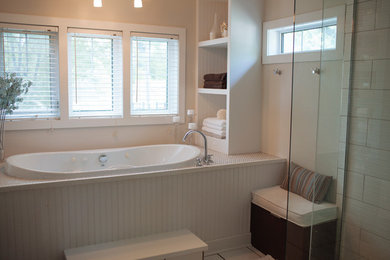 На фото: большая главная ванная комната в современном стиле с фасадами с декоративным кантом, белыми фасадами, накладной ванной, душем в нише, бежевыми стенами и полом из керамической плитки