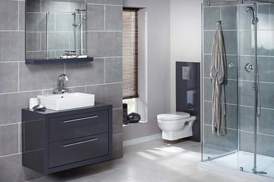 Ejemplo de cuarto de baño moderno con encimera de ónix, baldosas y/o azulejos grises, paredes grises y suelo de baldosas de cerámica