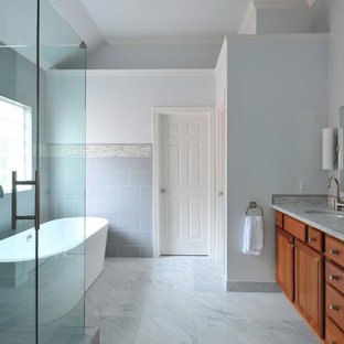 Foto di una stanza da bagno moderna con vasca freestanding