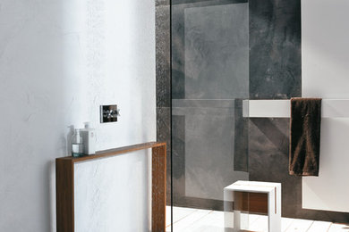 На фото: ванная комната в стиле модернизм с открытым душем