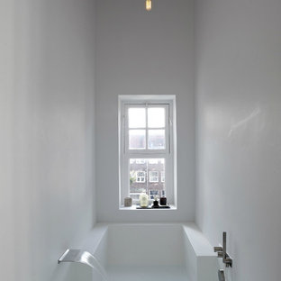 Esempio di una piccola stanza da bagno padronale moderna con vasca idromassaggio, vasca/doccia e pareti bianche