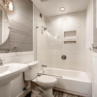 Idee per una piccola stanza da bagno minimalista con vasca ad alcova, vasca/doccia, WC monopezzo, piastrelle bianche, piastrelle diamantate, pareti grigie, pavimento in legno massello medio, lavabo a colonna e top in superficie solida