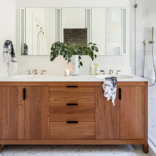Mittelgroßes Klassisches Badezimmer En Suite mit verzierten Schränken, hellbraunen Holzschränken, weißen Fliesen, Steinfliesen, weißer Wandfarbe, Marmorboden, integriertem Waschbecken, Quarzwerkstein-Waschtisch, weißem Boden und weißer Waschtischplatte in San Francisco