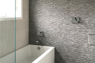 Exempel på ett litet modernt grå grått en-suite badrum, med skåp i shakerstil, vita skåp, ett badkar i en alkov, en kantlös dusch, en toalettstol med hel cisternkåpa, grå kakel, keramikplattor, grå väggar, klinkergolv i keramik, ett undermonterad handfat, granitbänkskiva, grått golv och dusch med gångjärnsdörr