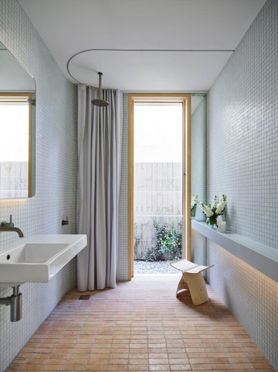 Modern Bathroom by milestonebuilding.com.au