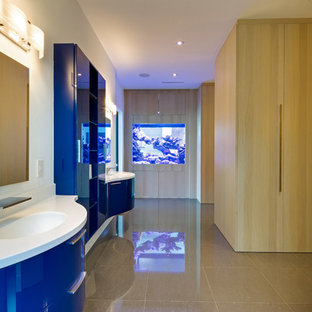 Modernes Badezimmer En Suite mit flächenbündigen Schrankfronten, blauen Schränken und integriertem Waschbecken in Miami