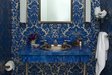 ニューヨークにあるモダンスタイルのおしゃれな浴室 (青い壁、大理石の洗面台、オーバーカウンターシンク) の写真