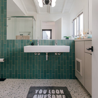 Aménagement d'une petit salle de bain rétro pour enfant avec un placard à porte plane, des portes de placard en bois clair, un carrelage vert, des carreaux de céramique, un mur vert, un sol en terrazzo, un lavabo suspendu, un plan de toilette en bois, un sol multicolore et un plan de toilette gris.