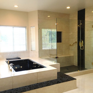 Inspiration för mycket stora moderna en-suite badrum, med luckor med upphöjd panel, skåp i mellenmörkt trä, en jacuzzi, en hörndusch, en toalettstol med hel cisternkåpa, beige kakel, keramikplattor, beige väggar, klinkergolv i keramik, ett fristående handfat och granitbänkskiva