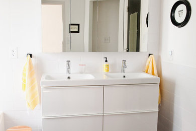 Modern black-and-white bathroom