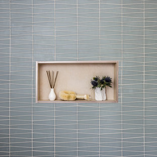 Idéer för ett litet modernt badrum, med släta luckor, skåp i ljust trä, ett platsbyggt badkar, en dusch/badkar-kombination, en toalettstol med hel cisternkåpa, beige kakel, porslinskakel, beige väggar, ett integrerad handfat, bänkskiva i akrylsten och dusch med duschdraperi