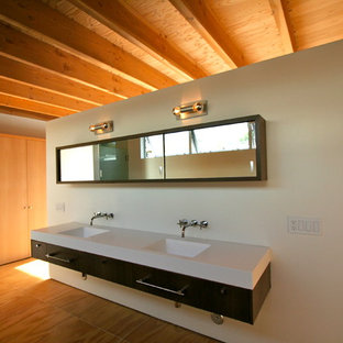 Modelo de cuarto de baño vestidor, minimalista, con lavabo integrado