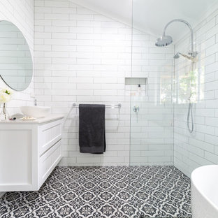 Inspiration för mellanstora lantliga flerfärgat en-suite badrum, med skåp i shakerstil, vita skåp, ett fristående badkar, en öppen dusch, vit kakel, keramikplattor, vita väggar, klinkergolv i keramik, ett fristående handfat, bänkskiva i kvarts, flerfärgat golv och med dusch som är öppen
