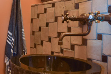 Diseño de cuarto de baño de estilo americano con armarios abiertos, suelo de baldosas de cerámica, lavabo sobreencimera y suelo beige