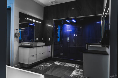 Imagen de cuarto de baño principal minimalista grande con armarios con paneles lisos, puertas de armario blancas, ducha empotrada, paredes blancas, lavabo sobreencimera y encimera de acrílico