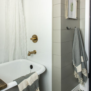 Inspiration pour une petit salle de bain principale rustique avec une baignoire sur pieds, un mur gris, un sol en carreaux de ciment et un sol beige.