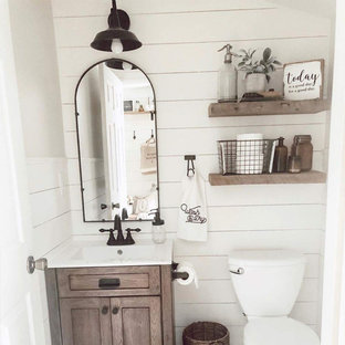Idee per una piccola stanza da bagno con doccia minimal con ante con riquadro incassato, ante bianche, doccia ad angolo, WC a due pezzi, piastrelle bianche, piastrelle in ceramica, pareti bianche, pavimento in compensato, lavabo integrato, top in cemento, pavimento bianco, doccia con tenda e top marrone