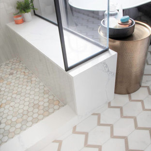 Idéer för ett mellanstort lantligt vit en-suite badrum, med luckor med infälld panel, gröna skåp, ett fristående badkar, en öppen dusch, en toalettstol med separat cisternkåpa, vit kakel, porslinskakel, vita väggar, klinkergolv i porslin, ett undermonterad handfat, bänkskiva i kvarts, vitt golv och dusch med gångjärnsdörr