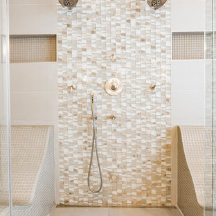 Ispirazione per un'ampia stanza da bagno padronale industriale con nessun'anta, doccia doppia, WC monopezzo, piastrelle beige, piastrelle di vetro, pavimento con piastrelle in ceramica, lavabo sottopiano e top in quarzo composito