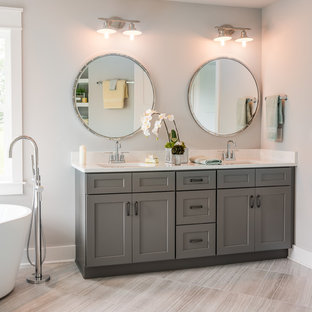 Landhausstil Duschbad mit Schrankfronten im Shaker-Stil, grauen Schränken, freistehender Badewanne, grauer Wandfarbe, Unterbauwaschbecken und grauem Boden in Philadelphia