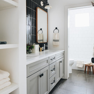 Mittelgroßes Klassisches Kinderbad mit grauen Schränken, Duschbadewanne, schwarzen Fliesen, weißer Wandfarbe, Unterbauwaschbecken, grauem Boden, weißer Waschtischplatte, Schrankfronten im Shaker-Stil, Einbaubadewanne, Wandtoilette mit Spülkasten, Terrakottafliesen, Kalkstein, Quarzwerkstein-Waschtisch, Duschvorhang-Duschabtrennung, WC-Raum, Doppelwaschbecken und eingebautem Waschtisch in Chicago