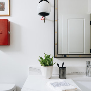 Mittelgroßes Klassisches Kinderbad mit Schrankfronten im Shaker-Stil, grauen Schränken, Einbaubadewanne, Duschbadewanne, Wandtoilette mit Spülkasten, schwarzen Fliesen, Terrakottafliesen, weißer Wandfarbe, Kalkstein, Unterbauwaschbecken, Quarzwerkstein-Waschtisch, grauem Boden, Duschvorhang-Duschabtrennung, weißer Waschtischplatte, WC-Raum, Doppelwaschbecken und eingebautem Waschtisch in Chicago