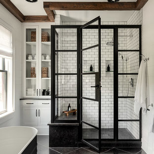 Esempio di una grande stanza da bagno padronale country con doccia ad angolo, piastrelle bianche, piastrelle diamantate, pareti bianche, pavimento in ardesia, pavimento nero, porta doccia a battente e vasca freestanding