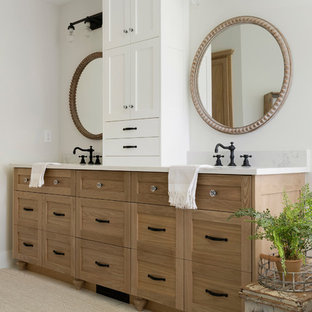 Ispirazione per una grande stanza da bagno padronale minimalista con ante a filo, ante in legno chiaro, vasca freestanding, doccia aperta, WC monopezzo, pareti beige, pavimento in legno verniciato, lavabo da incasso, pavimento bianco, doccia aperta e top bianco