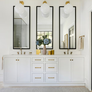 Inspiration för ett stort vintage vit vitt en-suite badrum, med luckor med infälld panel, vita skåp, ett undermonterat badkar, en kantlös dusch, en bidé, beige kakel, porslinskakel, vita väggar, travertin golv, ett undermonterad handfat, bänkskiva i kvarts, beiget golv och med dusch som är öppen