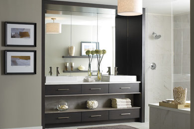 Imagen de cuarto de baño actual con armarios con paneles lisos y puertas de armario grises