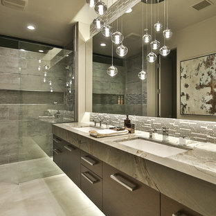 Esempio di una stanza da bagno padronale moderna di medie dimensioni con ante lisce, ante grigie, doccia alcova, pistrelle in bianco e nero, piastrelle a listelli, pareti beige, pavimento in marmo, lavabo sottopiano, top in marmo, pavimento bianco e porta doccia a battente
