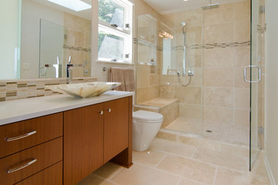 Aménagement d'une salle de bain moderne en bois brun de taille moyenne avec un placard à porte plane, WC à poser, un carrelage beige, des carreaux de porcelaine, un mur beige, un sol en carrelage de porcelaine, une vasque, un plan de toilette en quartz modifié, un sol beige et une cabine de douche à porte battante.