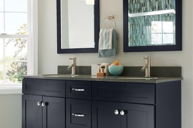Foto de cuarto de baño principal moderno con armarios con paneles empotrados