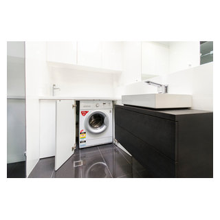 Modern inner city bathroom/laundry before and after - Moderno - Cuarto ...