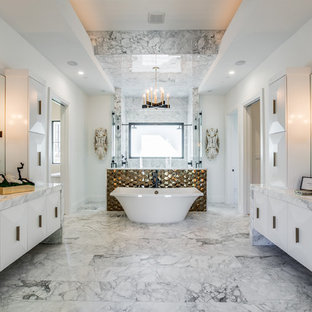 Foto de cuarto de baño principal, mediterráneo, grande, con armarios con paneles lisos, puertas de armario blancas, bañera exenta, ducha doble, baldosas y/o azulejos de mármol, paredes blancas, suelo de mármol, encimera de mármol, ducha con puerta con bisagras, baldosas y/o azulejos grises, lavabo bajoencimera, suelo gris y encimeras grises