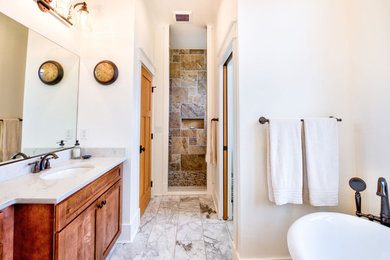 Идея дизайна: главная ванная комната среднего размера в стиле модернизм с белыми фасадами, отдельно стоящей ванной, душем в нише, серой плиткой, каменной плиткой, белыми стенами, врезной раковиной, столешницей из гранита, открытым душем и белой столешницей
